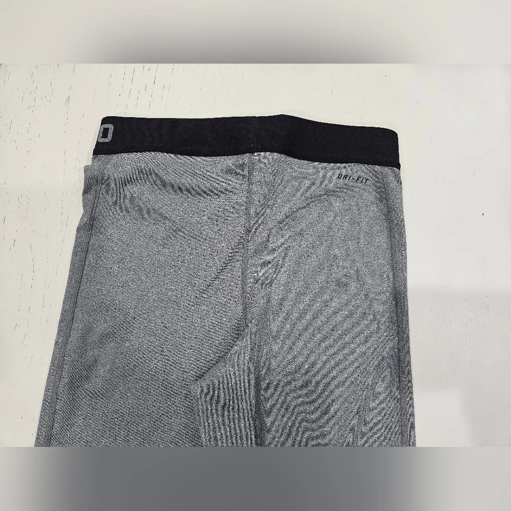 Nike PRO Women's Heather Gray Capris with Stretch Black Waistband. Size Medium